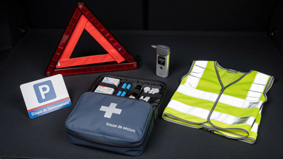 OBG.PUB - Trousse de secours et disque de stationnement : le kit auto utile Trousse de secours et disque de stationnement : le kit auto utile