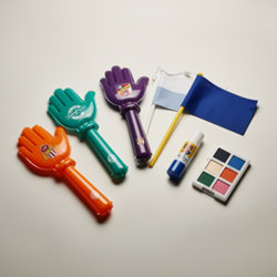 Accessoires de supporter publicitaires : mains en mousse, bâtons gonflables, drapeaux et maquillage
