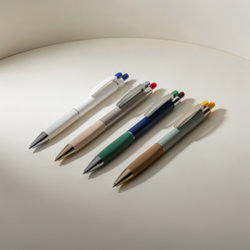 Stylos 4 couleurs publicitaires en plastique blanc ou translucide, versions recyclées