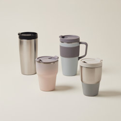 Travel mugs publicitaires en inox double paroi, bambou ou soft-touch avec couvercle refermable