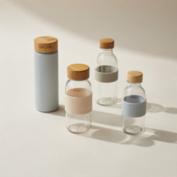 Bouteilles en verre publicitaires en borosilicate avec manchon silicone, housse néoprène et bouchon bambou