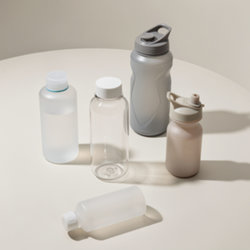 Gourdes plastiques publicitaires en tritan transparent, PET recycle et coloris translucides