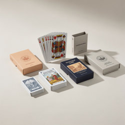 Jeu de cartes publicitaire personnalisable à vos couleurs Jeux de cartes publicitaires personnalisables en carton plastifié, étui, boîte métal ou coffret bois