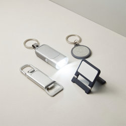 Porte-clé multifonction publicitaire personnalisé avec logo Porte-clés multifonction publicitaires en métal et ABS avec décapsuleur, lampe LED et jeton de caddie