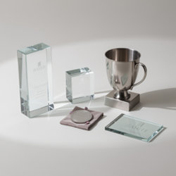 Trophées publicitaires personnalisables en verre, cristal et acrylique avec médailles et coupes
