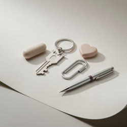 Clés USB publicitaires aux formes originales : capsule, clef, cœur, trombone, jeton et stylo