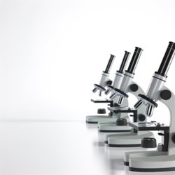 Microscope publicitaire personnalisé avec logo pour entreprise et communication professionnelle