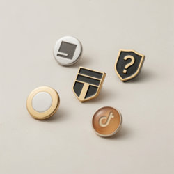 Pin's publicitaire personnalisé à l'image de votre organisation Pin's publicitaires personnalisables en laiton, zamak et acier, finitions dorée, argentée ou bicolore