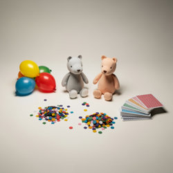 Objets de fête publicitaires : peluches en polyester et RPET, ballons, jeux de cartes et confettis
