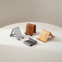 Support téléphone publicitaire personnalisé à vos couleurs Supports téléphone publicitaires personnalisables en bois, bambou, aluminium et carton recyclé