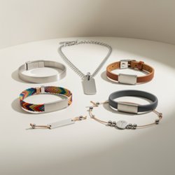 Bijoux publicitaires personnalisables en métal, cuir, tissu tressé, perles et silicone