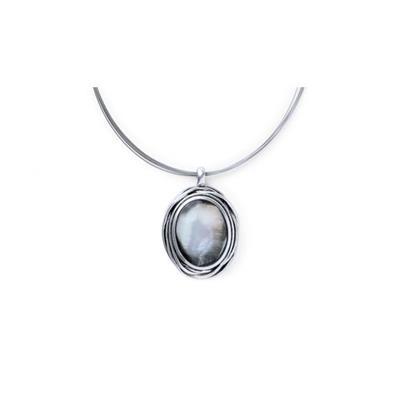 Collier en matière métallique/coquille marin Malvi